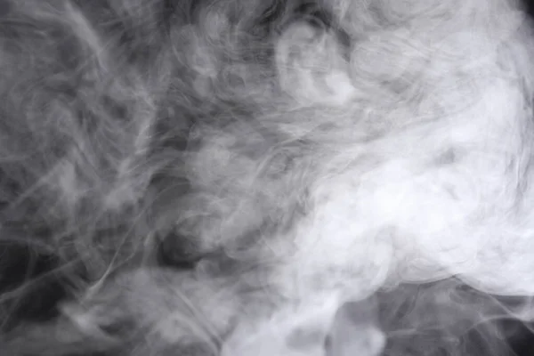 Παφλασμοί καπνού απλωμένοι σε μαύρο φόντο. — Φωτογραφία Αρχείου
