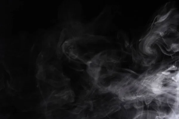A füstfelhők fekete alapon terjednek.. — Stock Fotó