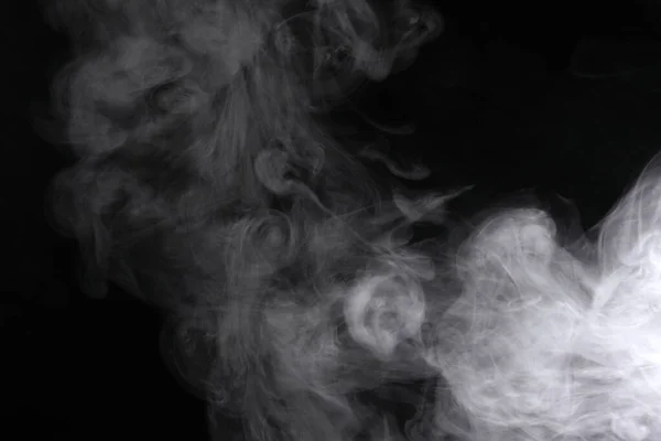 Sbuffi di fumo sparsi su uno sfondo nero . — Foto Stock