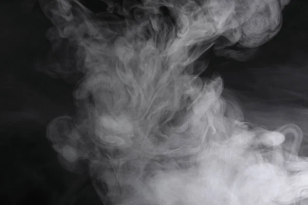 A füstfelhők fekete alapon terjednek.. — Stock Fotó