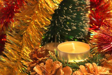 Parlak renkli yeni yıl ve Noel ağacı süslemeleri. 