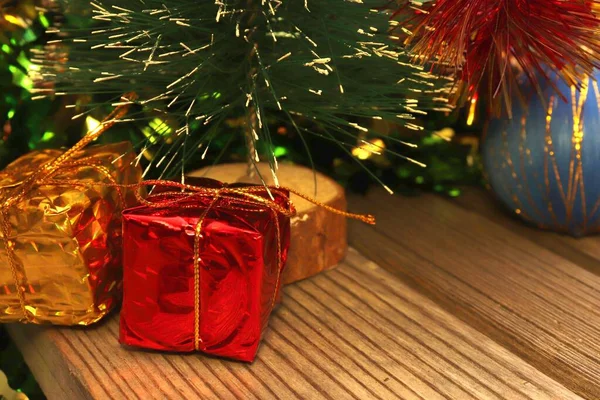 Λαμπερό φωτεινό πολύχρωμο Πρωτοχρονιά και διακοσμήσεις χριστουγεννιάτικων δέντρων. — Φωτογραφία Αρχείου
