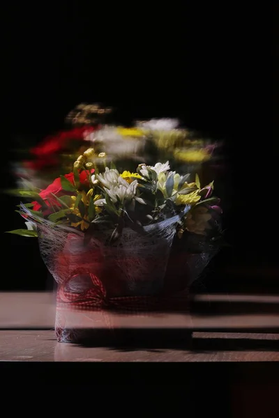 Las vibraciones, el espíritu de un ramo, el aroma, se elevan sobre flores brillantes multicolores . —  Fotos de Stock