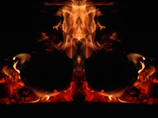 Fascinante atractivo primitivo del fuego y la simetría: un animal fantástico, un monstruo ardiente, un dragón que respira fuego . —  Fotos de Stock