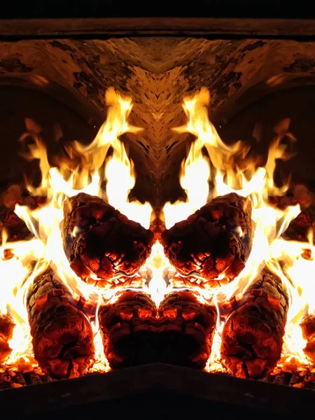 Fascinante apelo primitivo de fogo e simetria: um animal fantástico, um monstro ardente, um dragão que respira fogo . — Fotografia de Stock