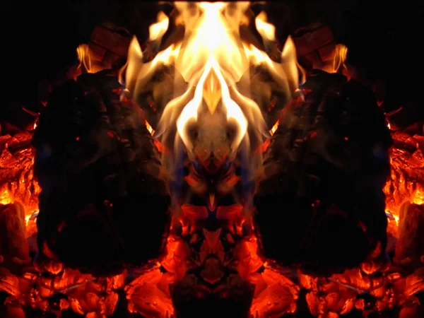 Fascinující prapůvodní přitažlivost ohně a symetrie: fantastické zvíře, ohnivé monstrum, ohnivě dýchající drak. — Stock fotografie