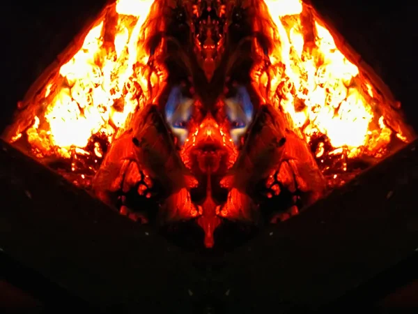 Συναρπαστική αρχέγονη έλξη της φωτιάς και της συμμετρίας: ένα φανταστικό ζώο, ένα φλογερό τέρας, ένας δράκος που αναπνέει φωτιά. — Φωτογραφία Αρχείου