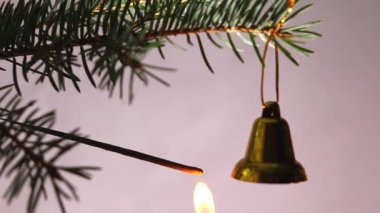 Mutlu noeller ve mutlu yıllar! Bengal mumu yanıyor. Parlak kıvılcımlar uçuşur ve küçük havai fişeklerle patlar.