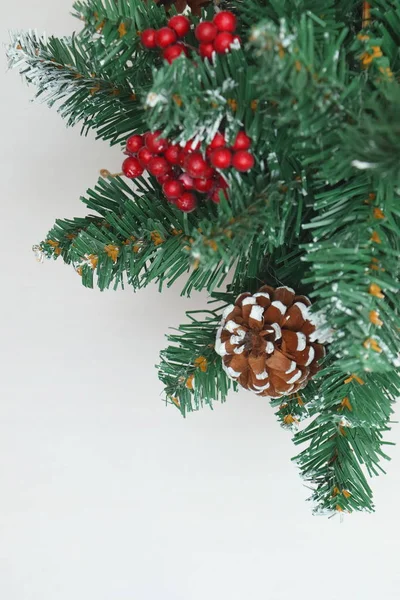 Árbol de Navidad verde ligeramente espolvoreado con nieve . Fotos de stock libres de derechos