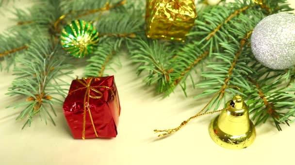 Joyeux Noël et bonne année ! Décorations de sapin de Noël "flottant" devant l'objectif de l'appareil photo . — Video