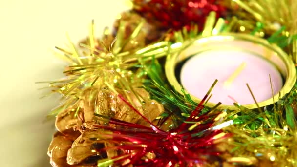 Καλά Χριστούγεννα και καλή χρονιά! Christmas-tree decorations “float” in front of the camera lens. — Αρχείο Βίντεο
