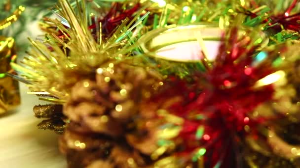 圣诞快乐,新年快乐! 圣诞树装饰品在相机镜头前飘扬. — 图库视频影像