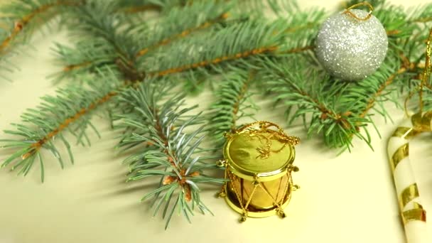 Mutlu noeller ve mutlu yıllar! Noel ağacı süslemeleri kamera merceğinin önünde süzülür. — Stok video