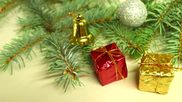 Veselé Vánoce a šťastný nový rok! Vánoční ozdoby stromků "plovák" před objektivem fotoaparátu. — Stock video