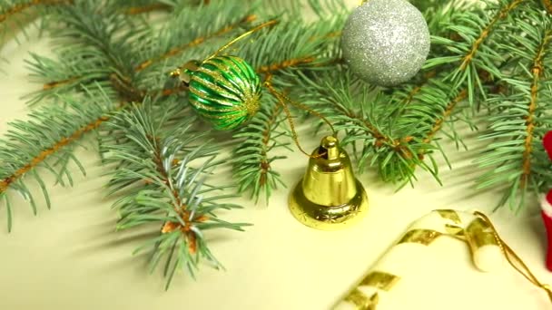 Feliz Navidad y un feliz año nuevo! Decoraciones de árbol de Navidad "flotan" delante de la lente de la cámara . — Vídeo de stock