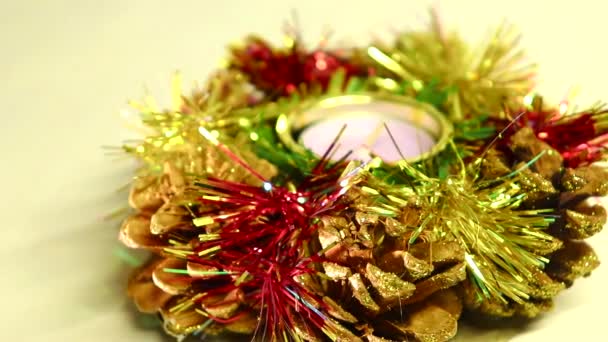 Mutlu noeller ve mutlu yıllar! Noel ağacı süslemeleri kamera merceğinin önünde süzülür. — Stok video