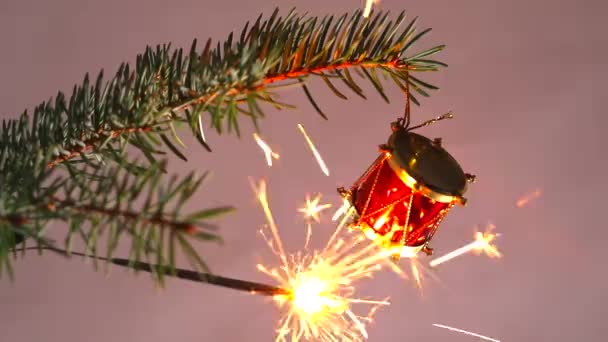 Bougie du Bengale allumée. Des étincelles brillantes volent et explosent avec de petits feux d'artifice . — Video