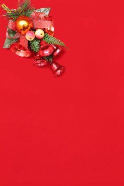 Bir yazıt için boş alanı olan sade bir arkaplanda tatil süslemeleri.