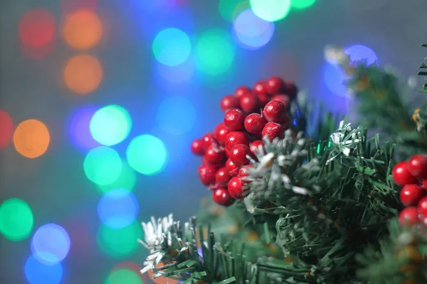 Decoraciones navideñas en el fondo de una guirnalda parpadeante . — Foto de Stock