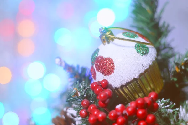 Decorazioni natalizie sullo sfondo di una ghirlanda lampeggiante . — Foto Stock