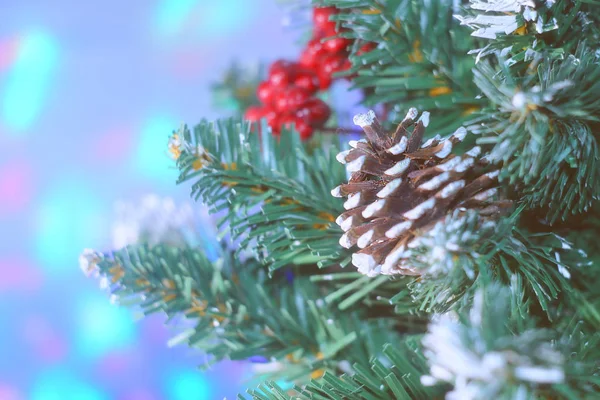 Decoraciones navideñas en el fondo de una guirnalda parpadeante . — Foto de Stock