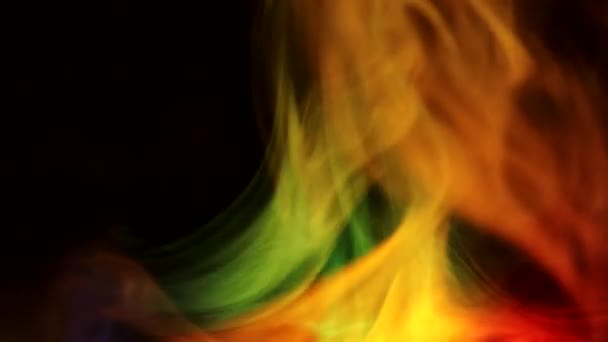 Krullend kruipend rookgordijn op een donkere achtergrond, verlicht door licht met verschillende kleuren. — Stockvideo
