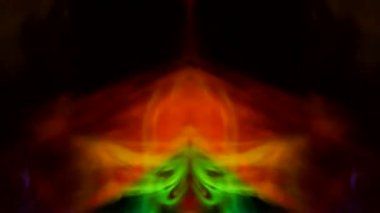 Karanlık bir zemin üzerinde kıvrımlı duman kabarcıkları, farklı renklerde ışık tarafından aydınlatılıyor..