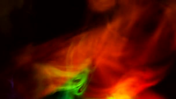 Karanlık bir zemin üzerinde kıvrımlı duman kabarcıkları, farklı renklerde ışık tarafından aydınlatılıyor.. — Stok video