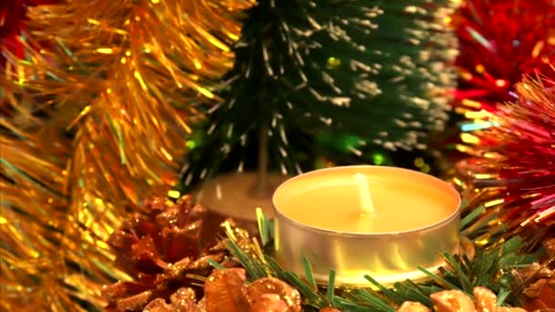 闪闪发光的五彩缤纷的新年装饰和圣诞树装饰在古老的木制长椅上 — 图库视频影像