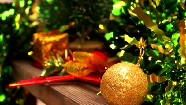 Csillogó Fényes Többszínű Újévi Karácsonyfa Dekorációk Egy Régi Padon — Stock videók