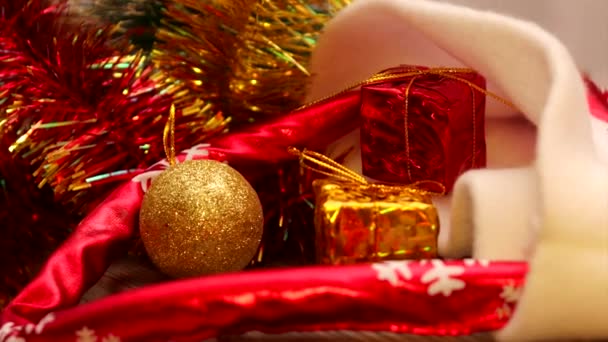 Décorations scintillantes multicolores pour le Nouvel An et les sapins de Noël sur un vieux banc en bois .