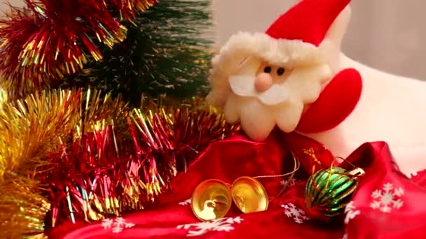 古い木製のベンチに輝く明るい多色の新年とクリスマスツリーの装飾 — ストック動画