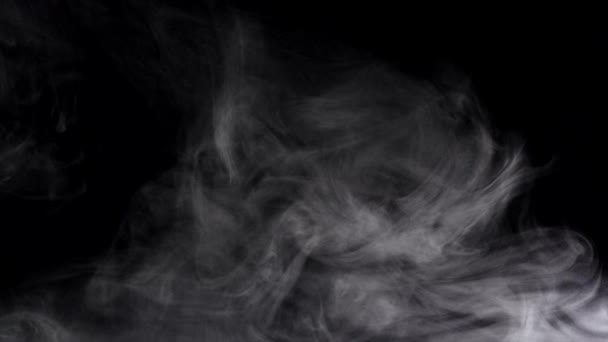 Lecąc Przez Chmury Szarego Dymu Pufy Białego Szarego Dymu Rozłożone — Wideo stockowe