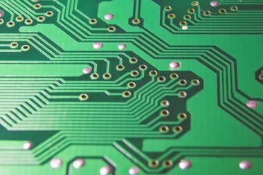 Yeşil elektronik panonun lehimlenmiş çipleri ve bileşenleri olan diğer tarafı..