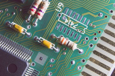 Çipleri ve bileşenleri olan yeşil elektronik pano.