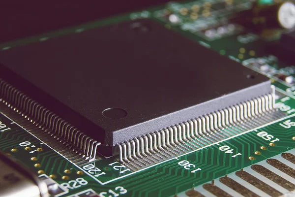 Groen elektronisch bord met chips en componenten. — Stockfoto