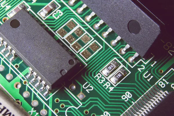Groen elektronisch bord met chips en componenten. — Stockfoto