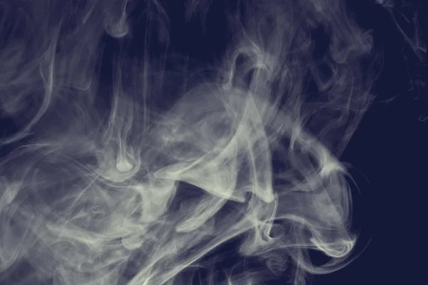 Странный цветной дым. Кудряшки и тучи из разноцветного дыма . — стоковое фото