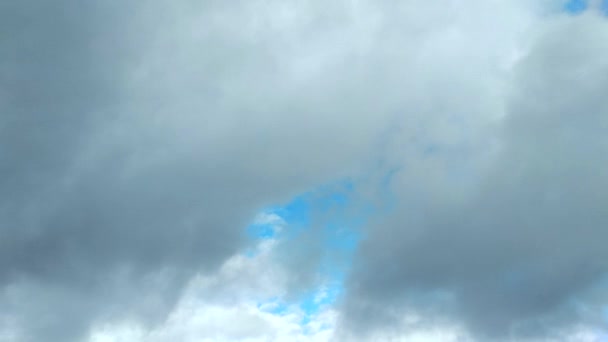 Chmury Lecące Przez Zimowe Niebo Chmury Niosące Śnieg Napędzane Wiatrem — Wideo stockowe