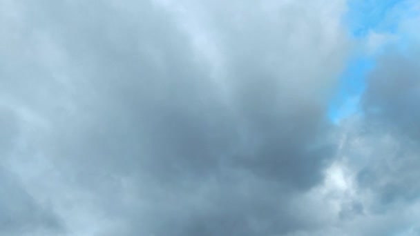 Nubes Volando Por Cielo Invernal Nubes Que Transportan Nieve Impulsadas — Vídeo de stock