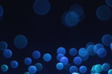 Parlak renkli bulanık noktalar. Renkli fanteziler. Bokeh. Soyut renkli arkaplan. Parlayan fiber optik filamanlar.