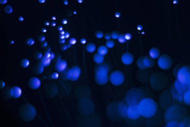 Parlak renkli bulanık noktalar. Renkli fanteziler. Bokeh. Soyut renkli arkaplan. Parlayan fiber optik filamanlar.