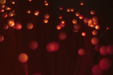 Parlak renkli bulanık noktalar. Renkli fanteziler. Bokeh. Soyut renkli arkaplan. Parlayan fiber optik filamanlar.