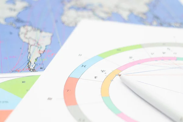 現代の占星術師の職場 占星術師のアクセサリー コンピュータ占星術の地図や表の印刷 占星術の記号と記号 — ストック写真