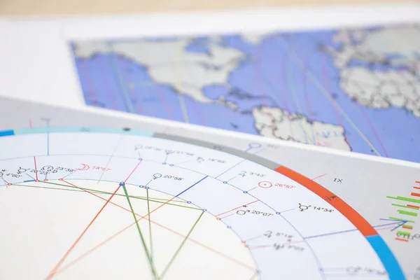 現代の占星術師の職場 占星術師のアクセサリー コンピュータ占星術の地図や表の印刷 占星術の記号と記号 — ストック写真