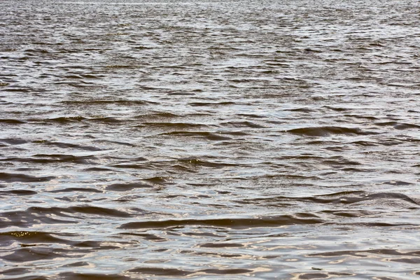Kis hullámok. A szél felszíni víz ráncos — Stock Fotó