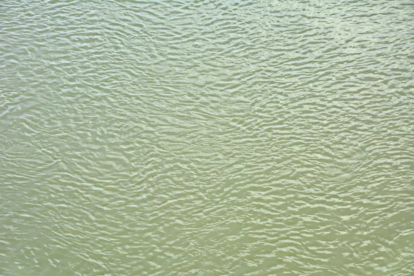 Маленькі хвилі. Зморщена вітровою поверхнею вода . — стокове фото