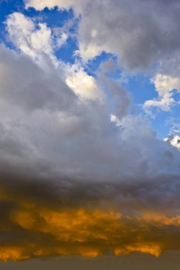 Çok renkli bulutlar fırtına öncesi sessizlik