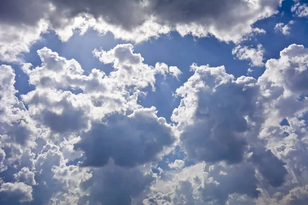 Moln mot en blå himmel i en solig dag. — Stockfoto
