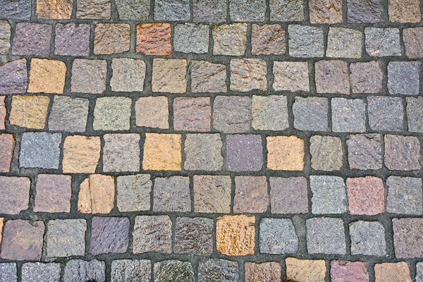 Superfície pavimentada molhada da rua na chuva . — Fotografia de Stock